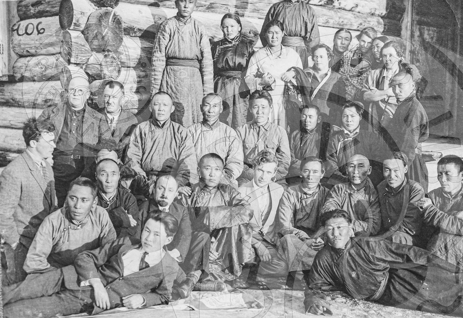 Группа гостей монгольского полпреда в ТНР по случаю годовщины Монгольской Народной Республики.
