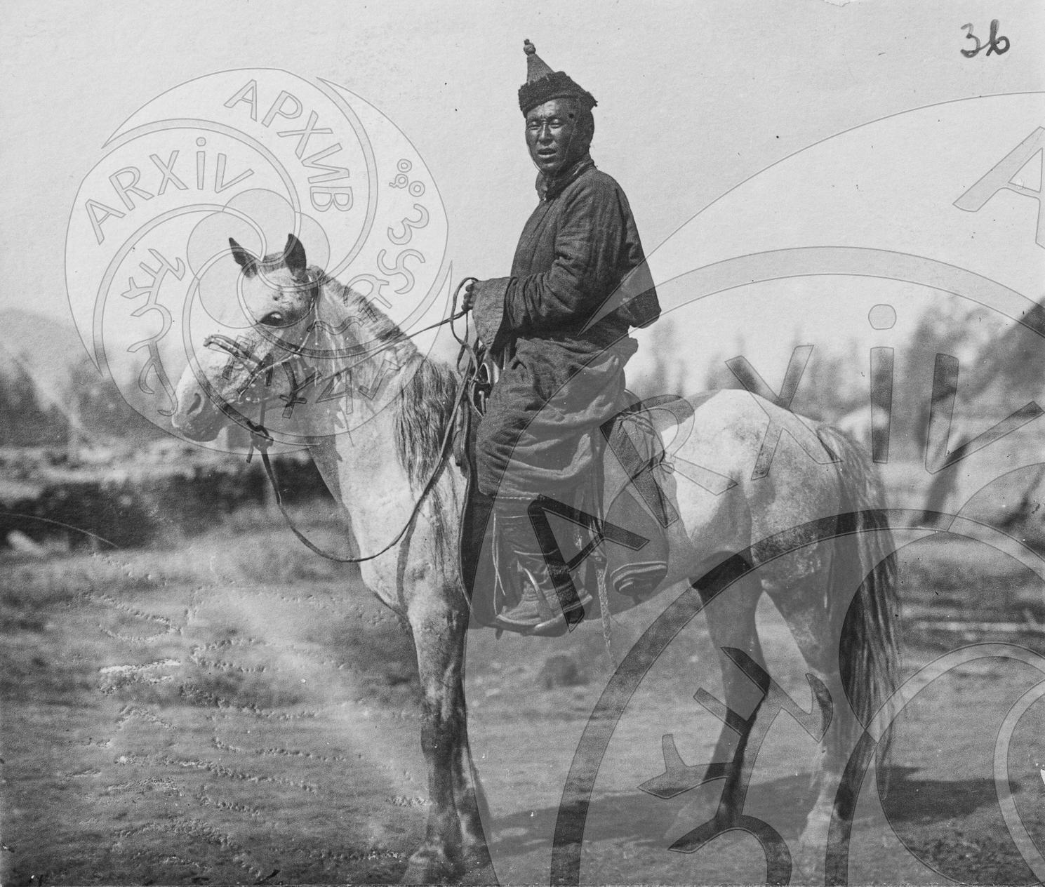 Младший чиновник в национальном костюме верхом на лошади. Хорошо видна красивая порода тувинской лошади