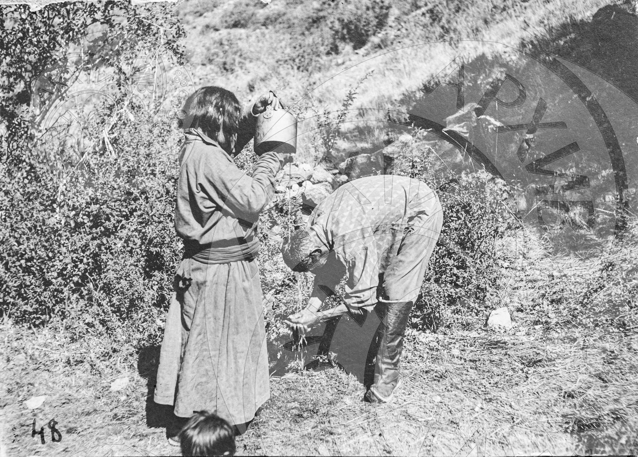 Один из способов лечения водой из Аржаана ( источника) близ Коктея ( жена поливает водой из чайника голову своего мужа)
