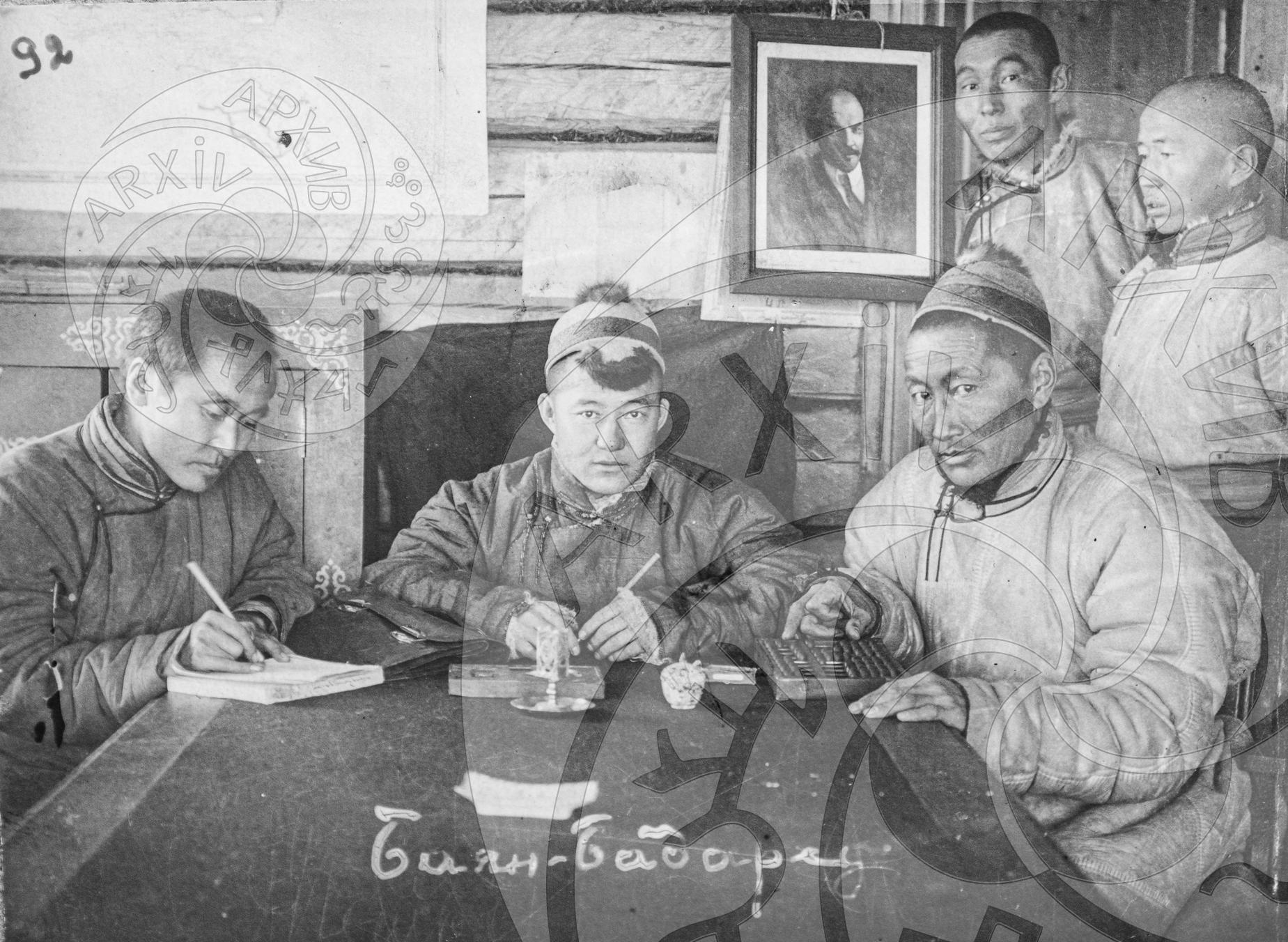Группа лиц во главе с Буян-Бадарху в помещении ЦК ТНРП.
