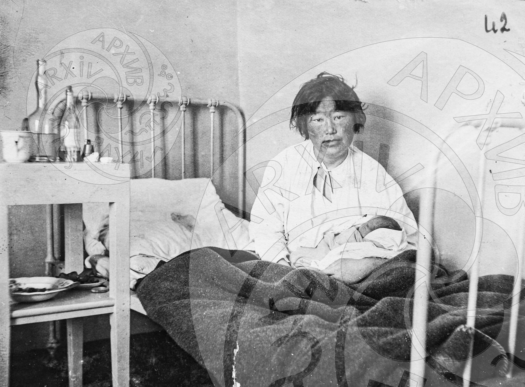 Одна из первых тувинских женщин в родильном отделении больницы, организованной экспедицией Наркомздрава СССР в Туве
