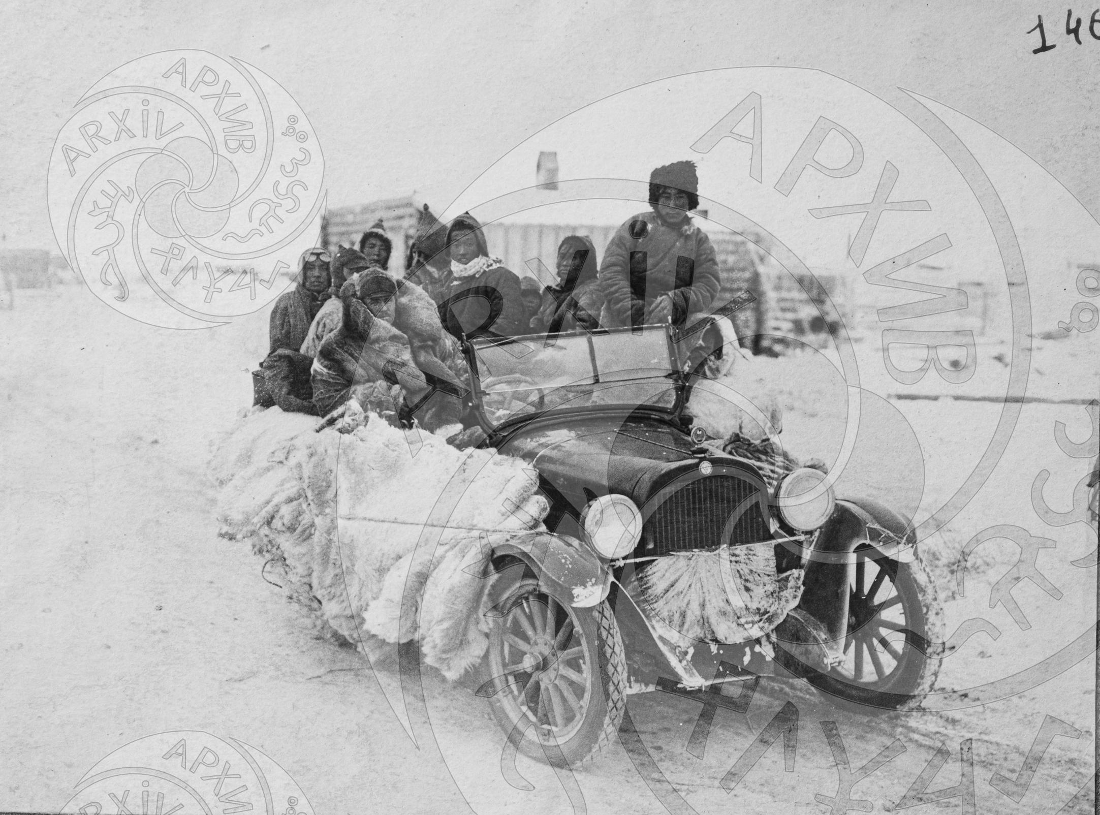 Вид первых товаропассажирских автомобилей в Туве
