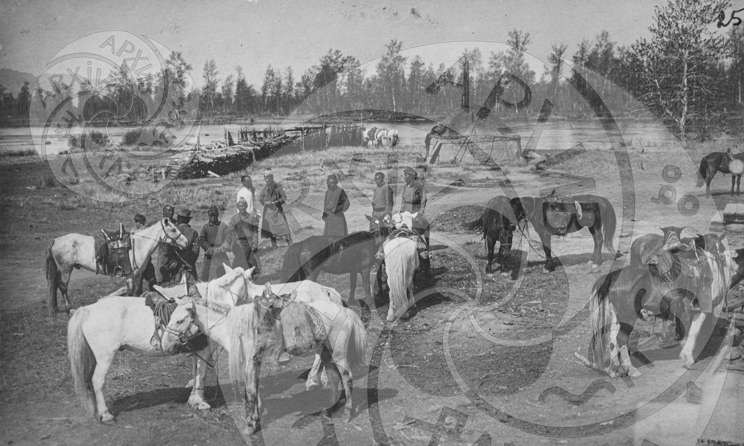 Группа аратов с лошадьми возле фактории Центросоюза в г. Шагонаре
