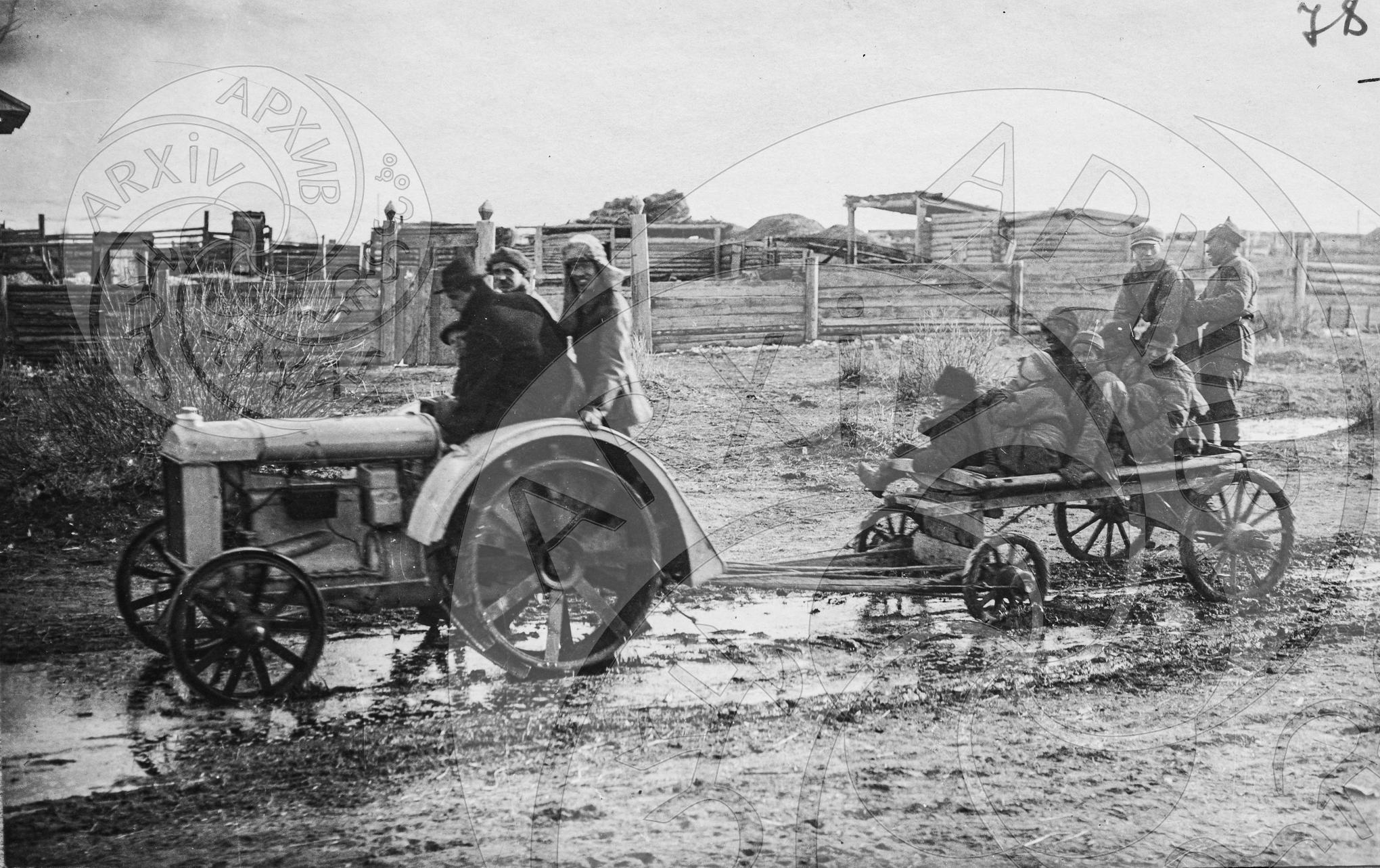 Один из первых тракторов « Форзон» появившихся в Туве в 1926-1927гг. Трактор движение по улице Ленина с прицепом- простой крестьянской телегой.
