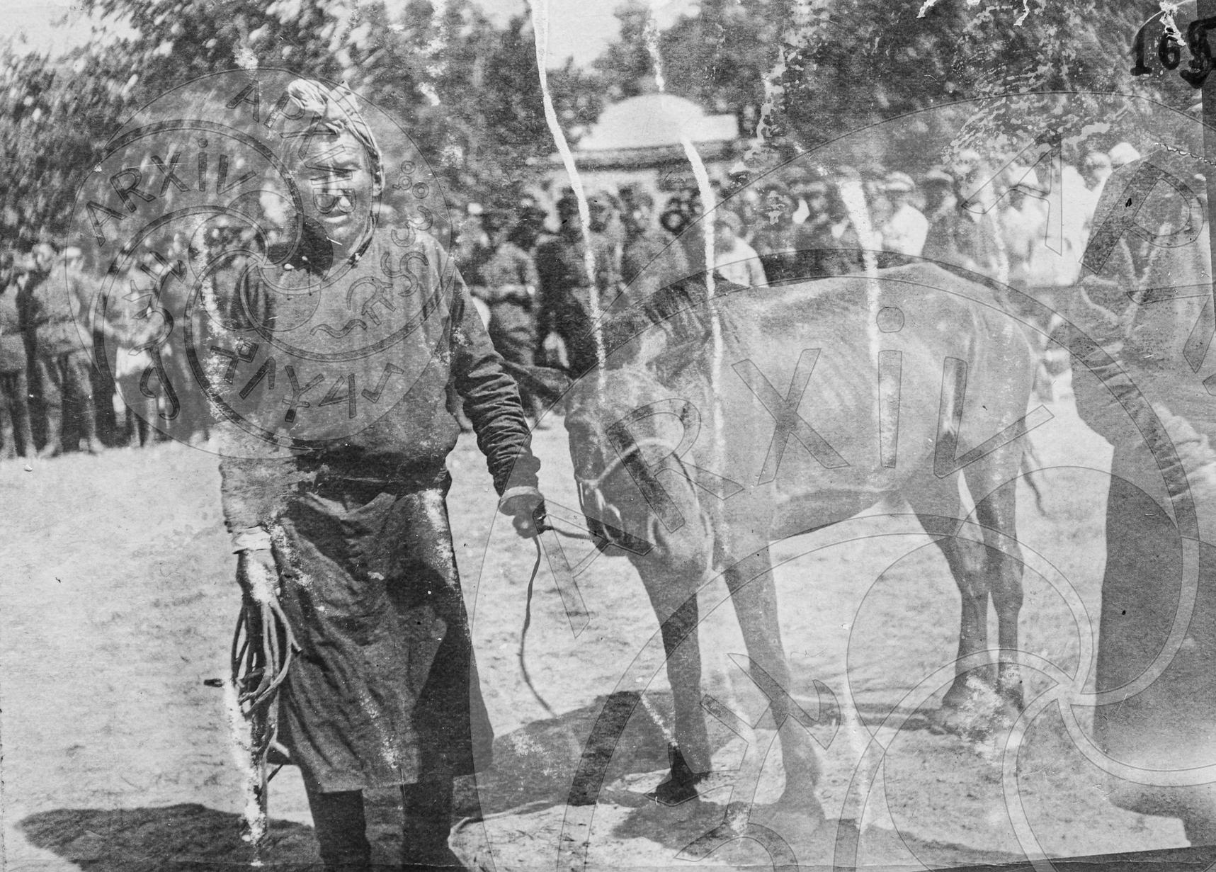 Выдача подарков борцам и хозяевам беговых лошадей во время проведения республиканской ярмарки
