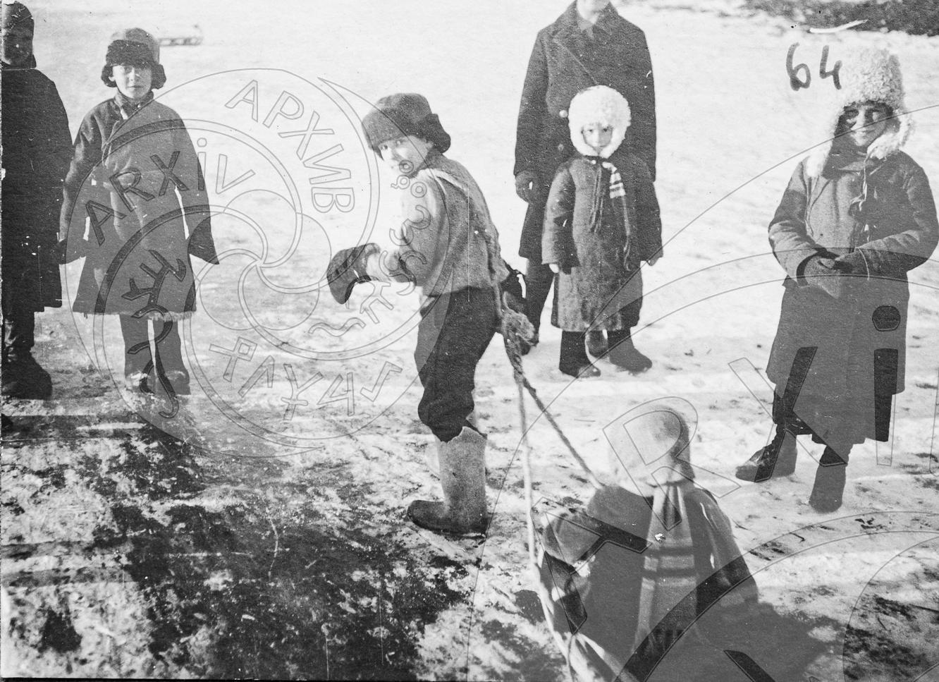 Дети на льду речной протоки
